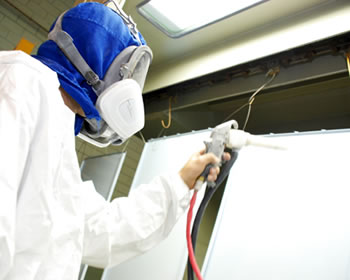 Profissional aplicando pintura eletrostática