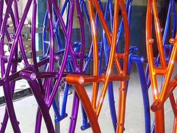 Quadros de bicicleta com tratamento de fosfato colorido